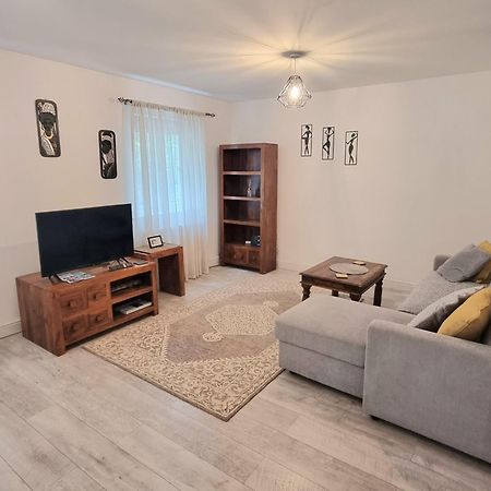 Spacious Two Bedroom Apartment With One Parking Space 泰姆 外观 照片