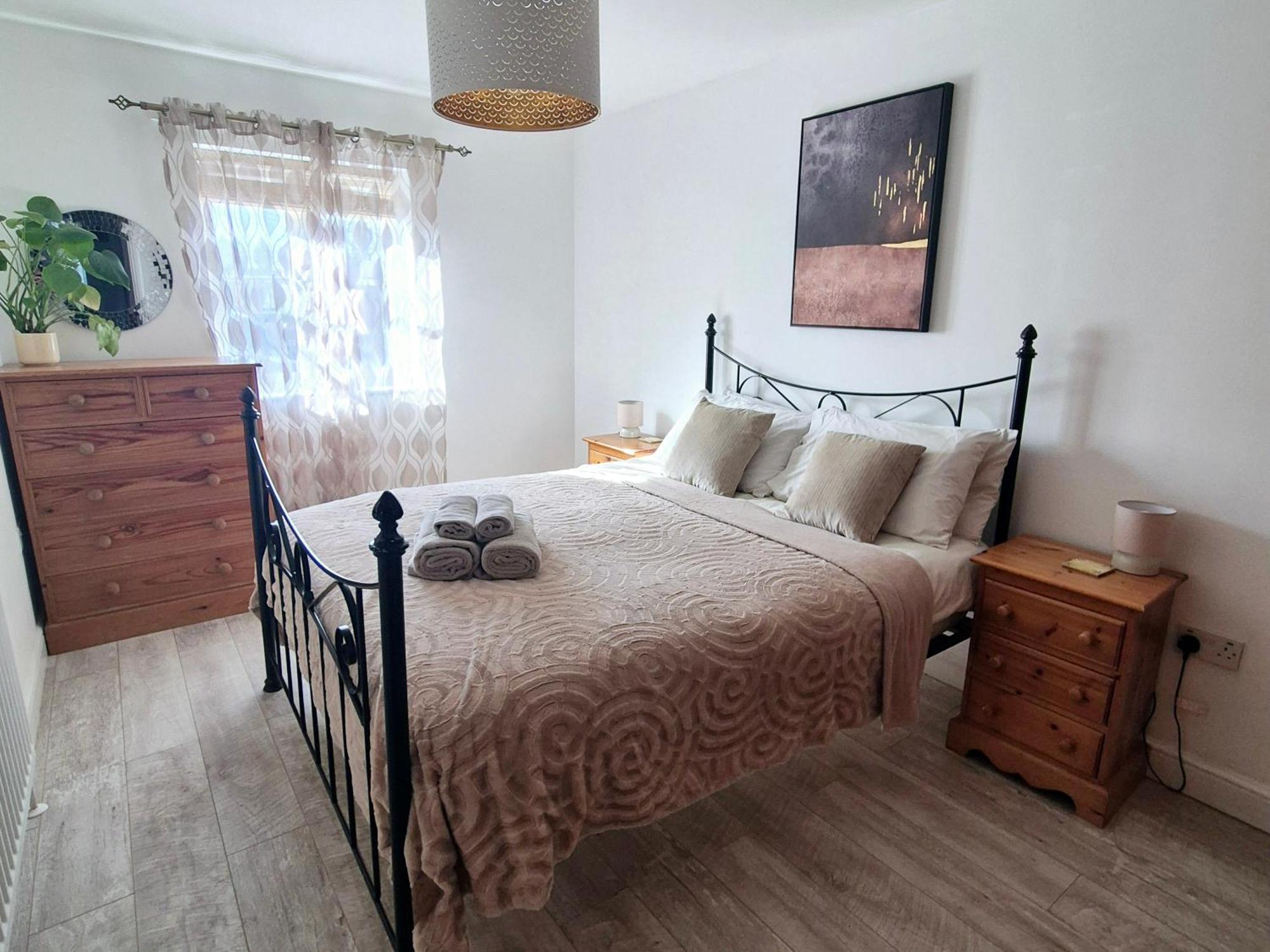 Spacious Two Bedroom Apartment With One Parking Space 泰姆 外观 照片