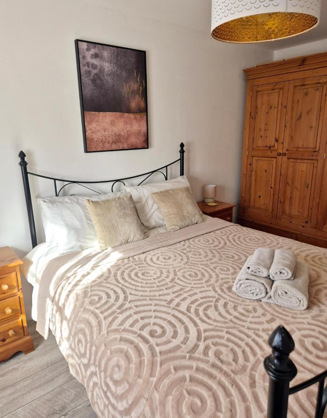 Spacious Two Bedroom Apartment With One Parking Space 泰姆 外观 照片